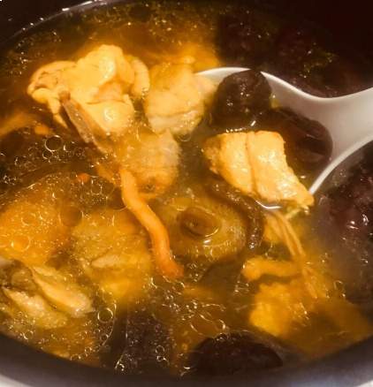 一键锁鲜：家常电饭煲炖出汤鲜肉嫩的鸡汤