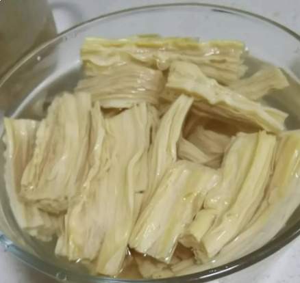 腐竹快速泡发指南：不同场景下的高效泡软技巧