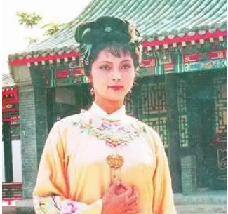 在小说红楼梦中宝钗是个矛盾的人吗？都体现在哪些方面？