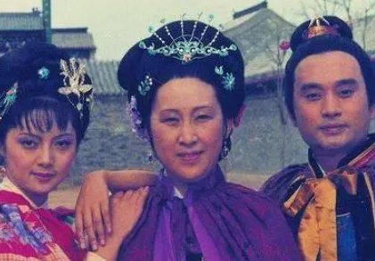 小说红楼梦中薛蟠住进贾府后，行为为何越来越大胆？
