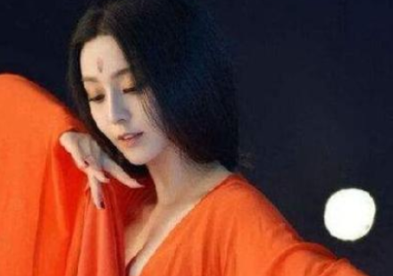 李隆基是如何把杨玉环收为妃子的呢？