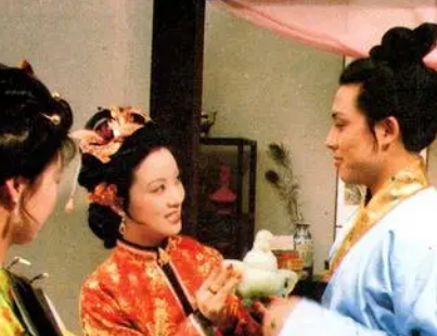 红楼梦中平儿是如何在贾府生活的？