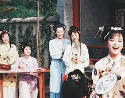 红楼梦中探春管理贾府的方式为何会受到凤姐的赞许？