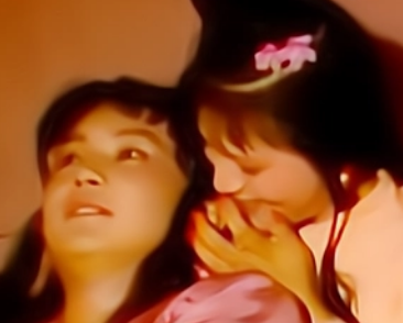 红楼梦中麝月是如何在贾府安身立命的？