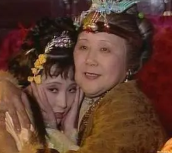 红楼梦中元宵节放炮仗时贾府家长各自是什么反应？