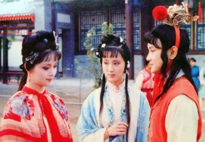 红楼梦中，薛宝钗抢走了林黛玉的哪些东西？