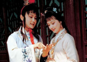 红楼梦中王夫人为什么骗贾宝玉娶薛宝钗？她的目的是什么？