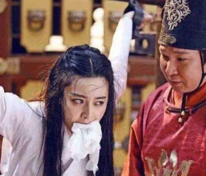 古代女子在被凌迟时，古人第一刀会割在什么地方？