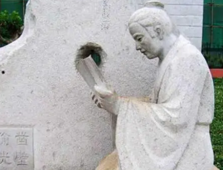 凿壁偷光这个故事的意思是什么？这个故事告诉我们什么道理？
