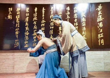 岳飞母亲的故事是怎样的？她为何给岳飞刺字？