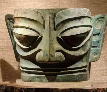 三星堆的主人是谁？三星堆文化大概是在哪一年出现的？