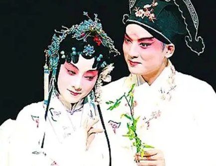 牡丹亭里的暗示有哪些？分别是什么样的？