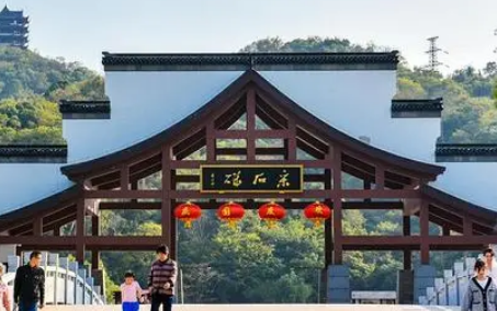  采石矶和李白之间有什么关系？发生了什么？