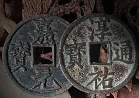 为什么古代货币外圆内方？这么设计有什么好处？