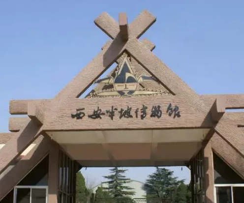  半坡人是如何修建房屋的？有什么特点？