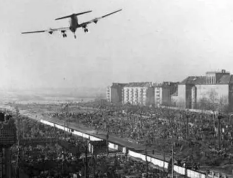 1948年柏林危机爆发的直接原因是什么？当时背景是什么样的？