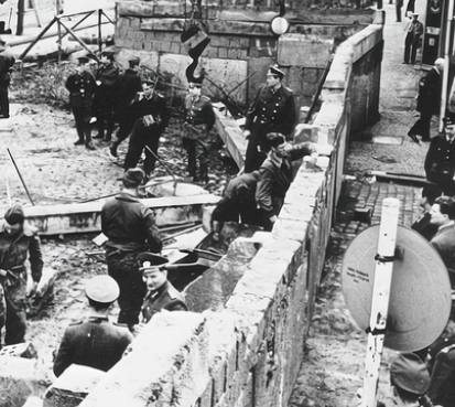 柏林墙为什么倒塌？倒塌的原因是什么？