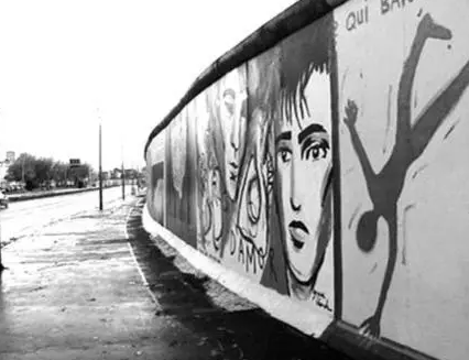 柏林墙倒塌说明了什么？起初的作用是什么？