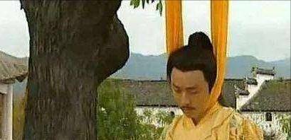李显畏母如虎，听说武则天派使者来，不知好事降临，吓得找绳上吊