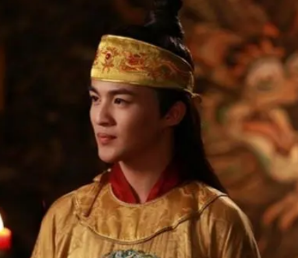 如果要立太子是立嫡子还是长子？应该怎么选？