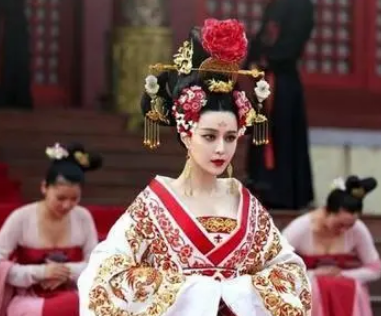  第一个临朝称制的女皇帝是谁？是在什么朝代？