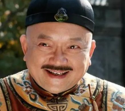 和珅相当于现在的什么官？地位又是什么样的？
