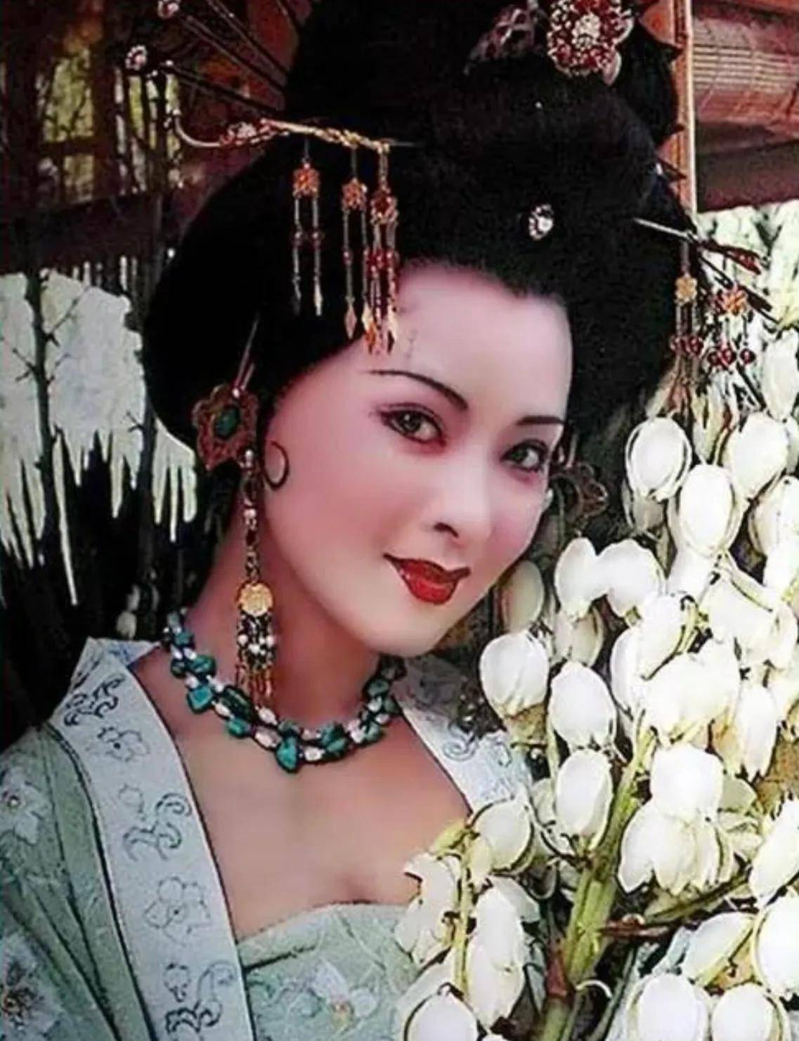 杨国忠兄妹是否真的该杀呢？李隆基晚年到底多昏庸呢？马嵬驿兵变始末又是怎么回事呢？
