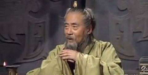 曹操为什么称赞刘备？