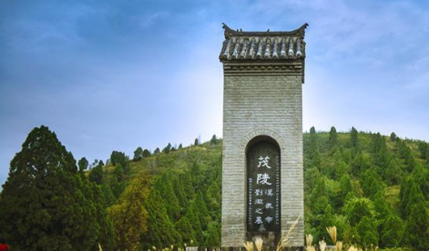 不可能的事，董卓去挖汉武帝墓是犯了大罪，任何人都不会去干这种蠢事。