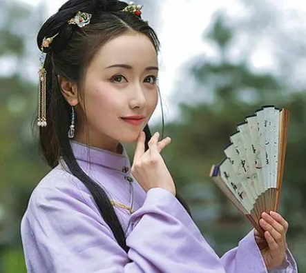 李香君爱国情怀的缘由是什么？有什么地位和影响？