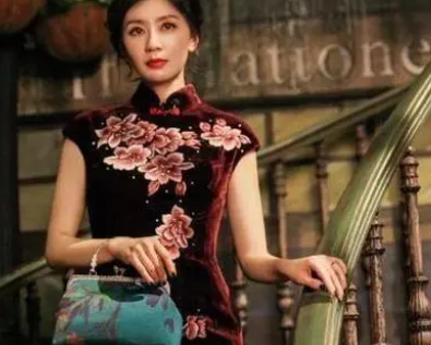 侯方域喜欢李香君吗？两人有感情吗？