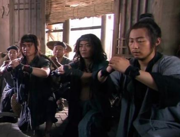 李俊、童威、童猛带了多少人？有哪些与他们相关的事迹？