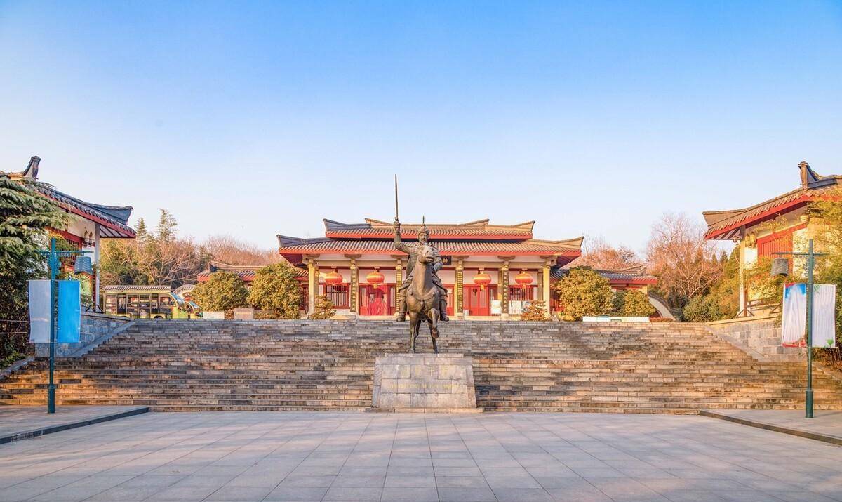 屈原投江自尽，第二个楚怀王葬身鱼腹：殉国与回报的故事