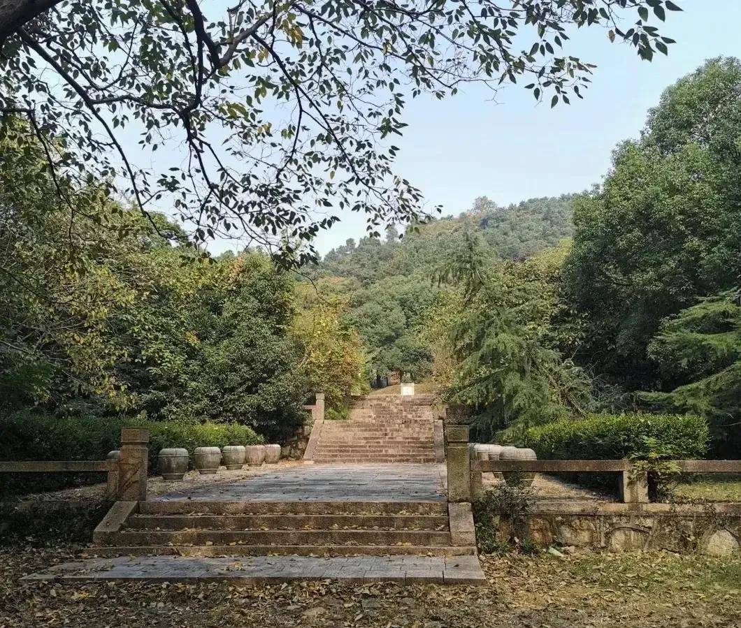 探寻苏州灵岩山：抗金名将韩世忠墓与宋孝宗手书石碑