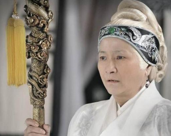 佘太君为什么一直拿着龙头拐杖？龙头拐杖是怎么来的？