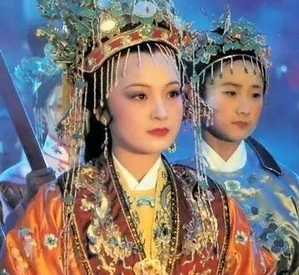 贾元春的首席丫鬟叫什么？扮演什么角色？