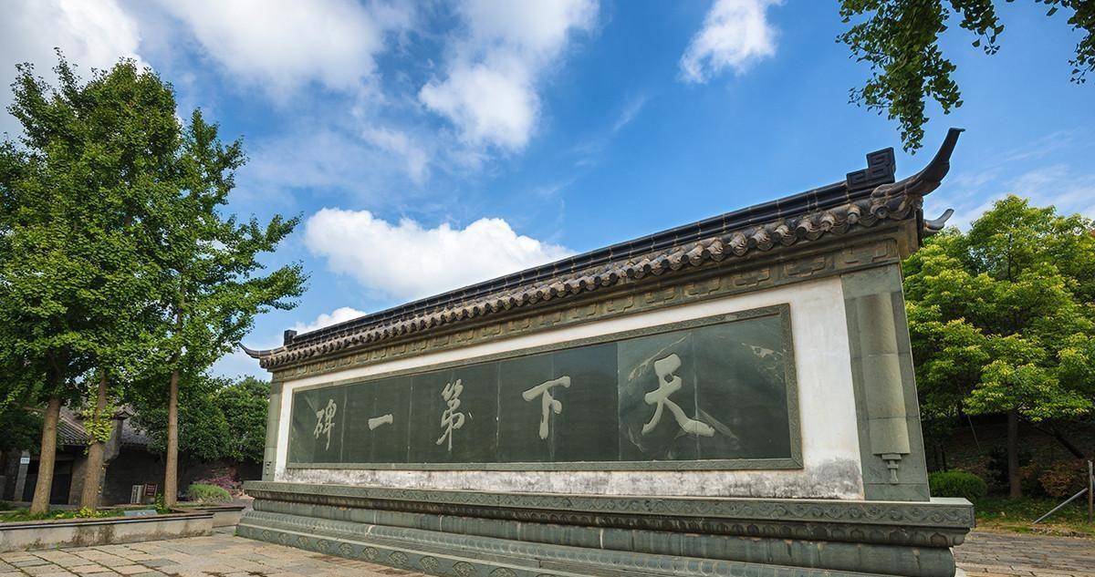 朱允炆下落不明，朱棣：有办法，为父亲树立一块三万吨碑