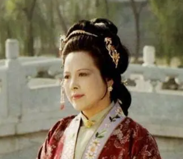  邢夫人和邢岫烟之间有关系吗？是什么关系？