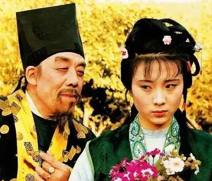 贾赦的父亲是谁？有着什么性格和特点？