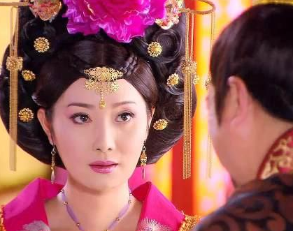 杨妃和李镇宗指的是谁？他们之间是什么关系？