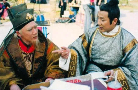 八贤王和庞太师是平级吗？地位和职位如何？