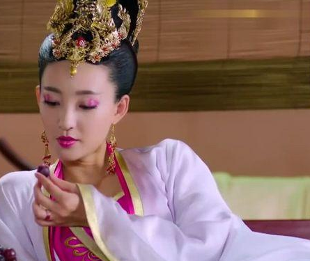 云华和瑶姬是一个人吗？两人是什么关系？