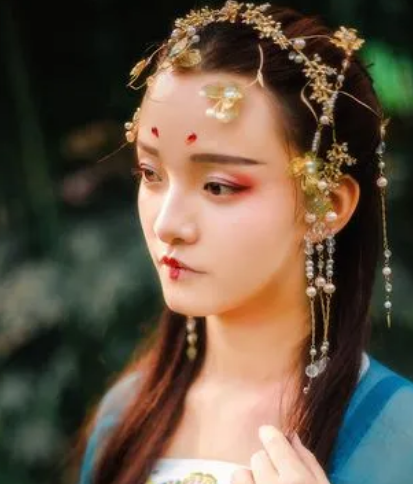 云华仙子就是瑶姬吗？两人是不是同一个人？
