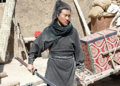  班昭和班固是谁？他们是什么关系？