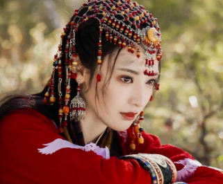 有关冯嫽的诗句有哪些？描绘了怎样的场景？