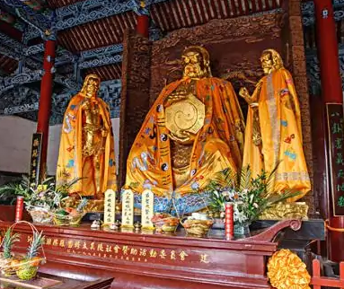  盘古和伏羲是什么时候出生的？哪个早？