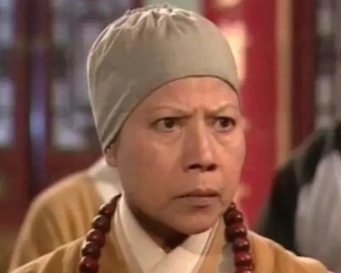 岳不群是如何杀死定逸师太的？岳不群是怎么做的？