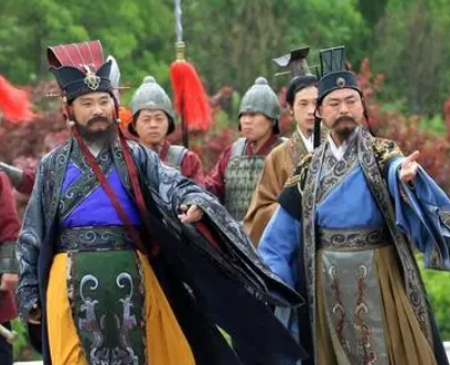  皇甫嵩不对抗董卓是因为什么？是害怕吗？