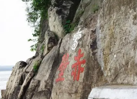 周胤是什么人？他被削职是因为犯了什么罪？