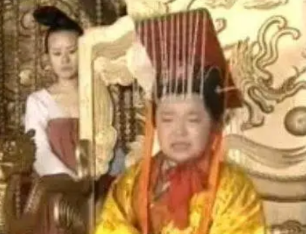  李重茂是什么出生？他的母亲是谁？